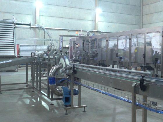 Rótulo sleeve com lacre de segurança: proteção, estética e tecnologia em uma única solução